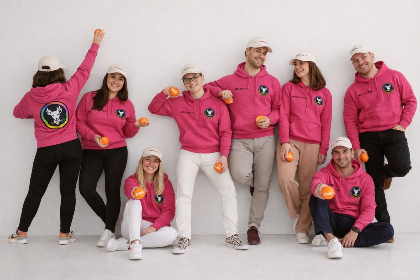 El equipo de AdsDoctor con sudaderas rosas y el emblema del ciervo