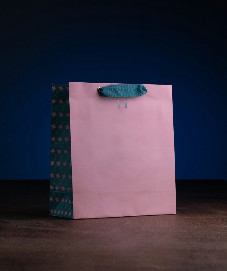 Bolsa de compra rosa con asa azul