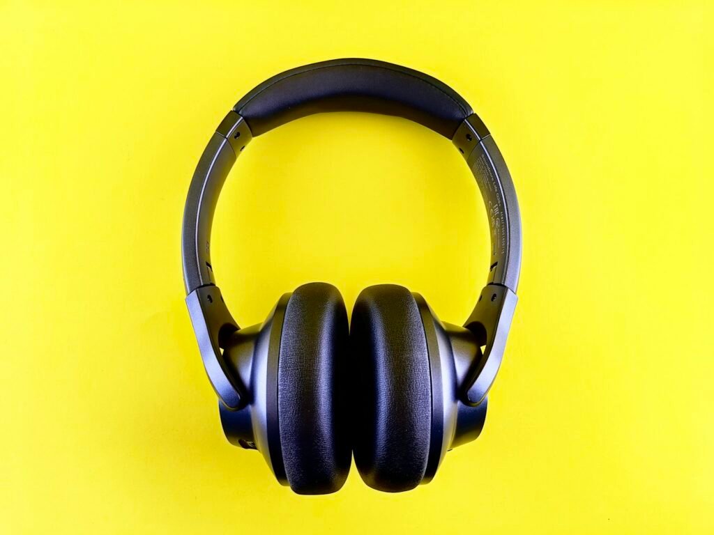 Auriculares sobre fondo amarillo
