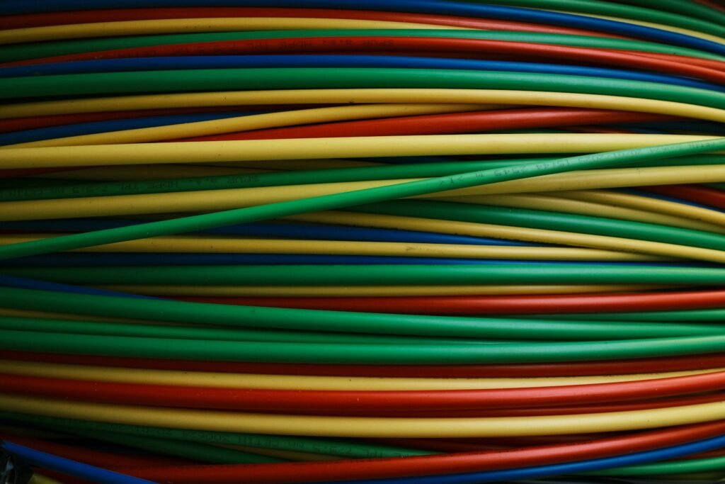 Cables de colores agrupados uno al lado del otro