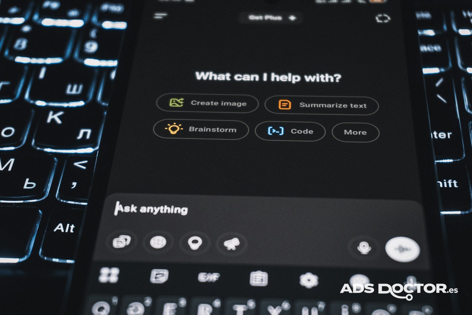Pantalla de un asistente de IA con la pregunta «What can I help with?» sobre un teclado